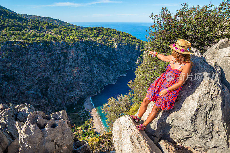 女人在顶端。来自Oludeniz的蝴蝶谷。Fethiye Mugla,土耳其。